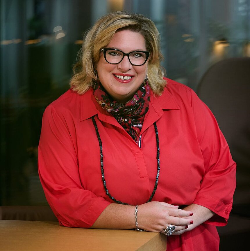 Carmen Duecker, CEO von BWH Hotels, in stilvoller Umgebung – eine engagierte Führungspersönlichkeit der Hotellerie.
