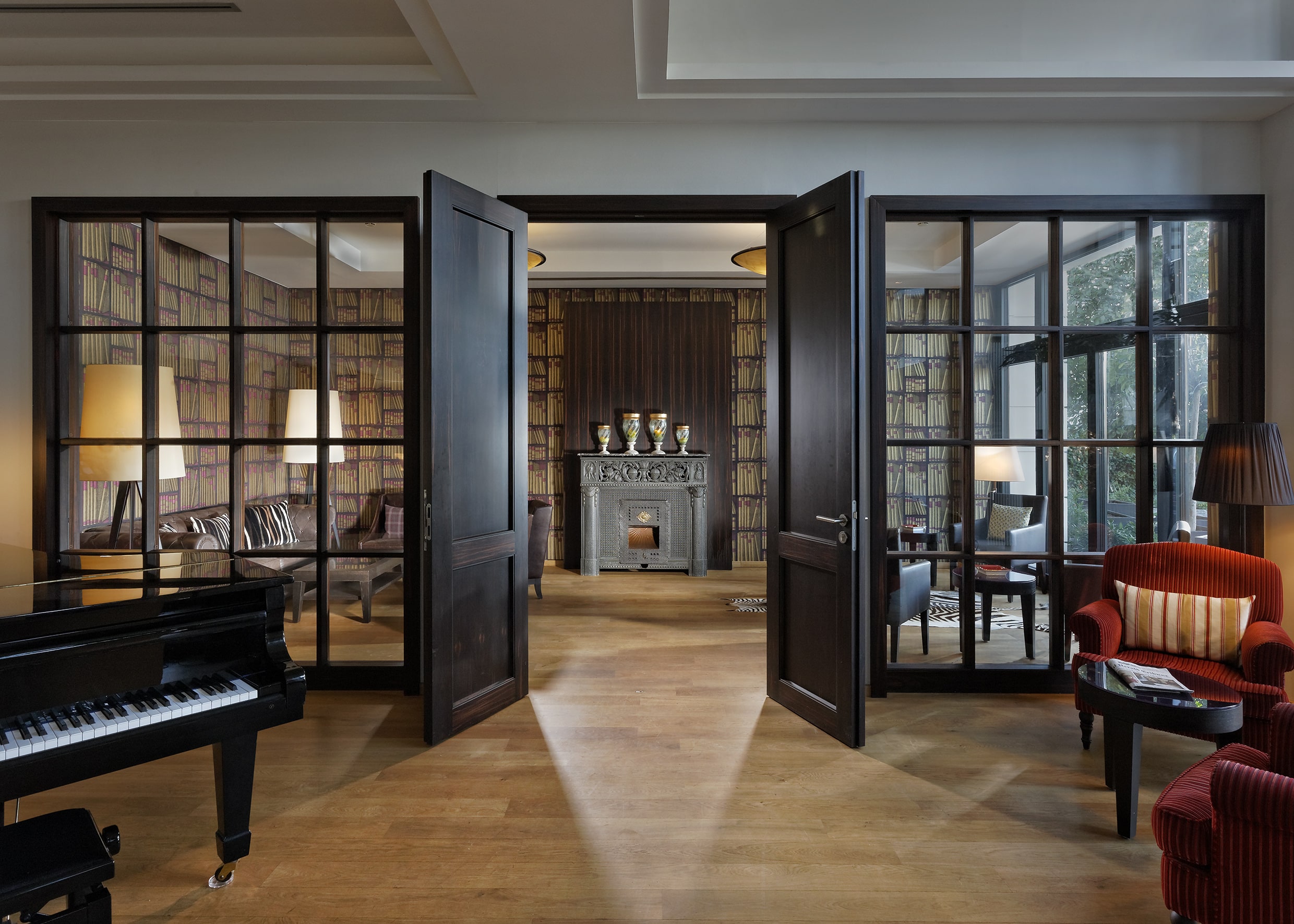 Stilvoll eingerichteter Hotel-Loungebereich mit Kamin, edlen Möbeln und gemütlicher Atmosphäre.