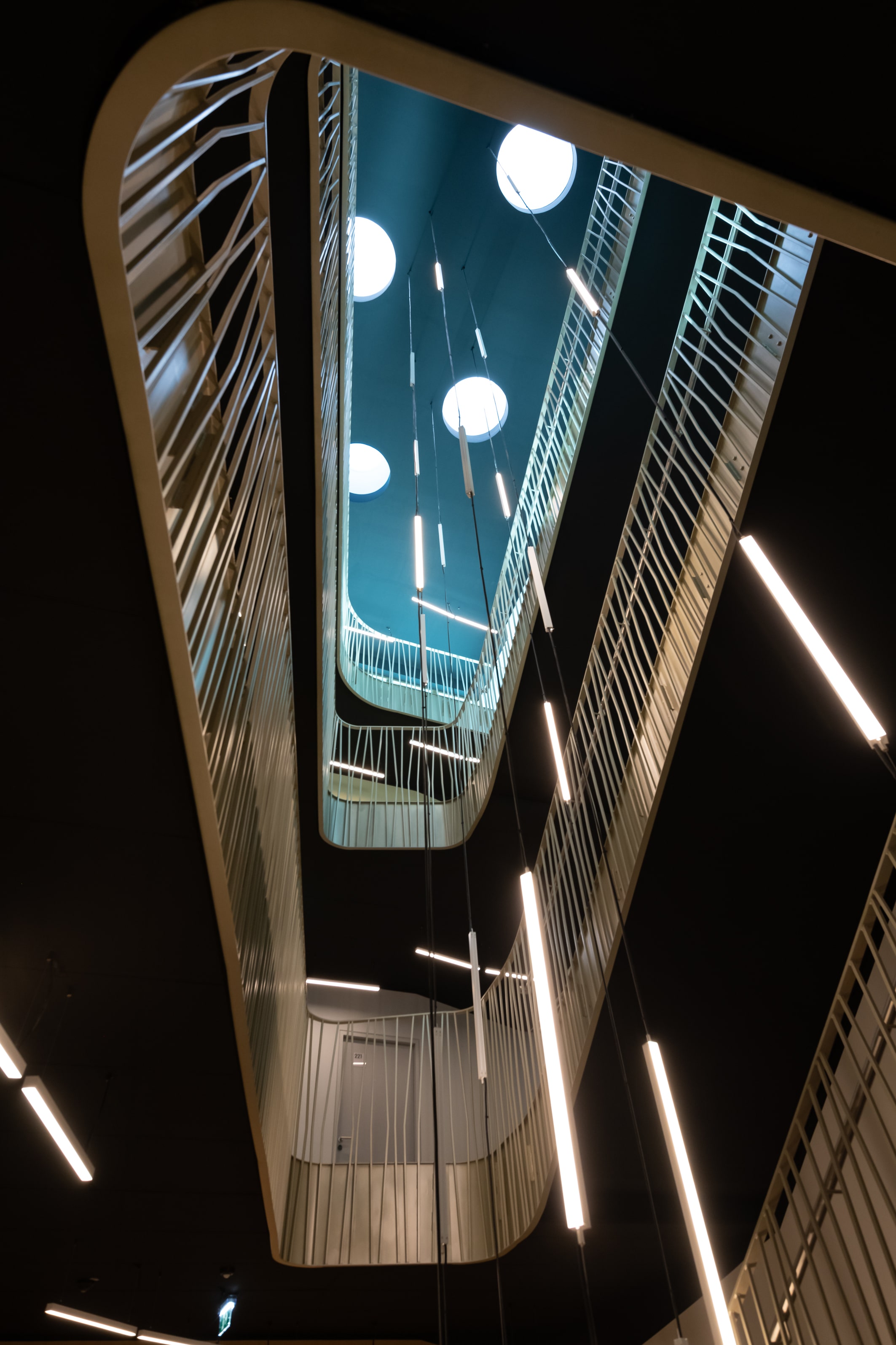 Architektonisch beeindruckendes Atrium mit stilvoller Beleuchtung und futuristischem Design