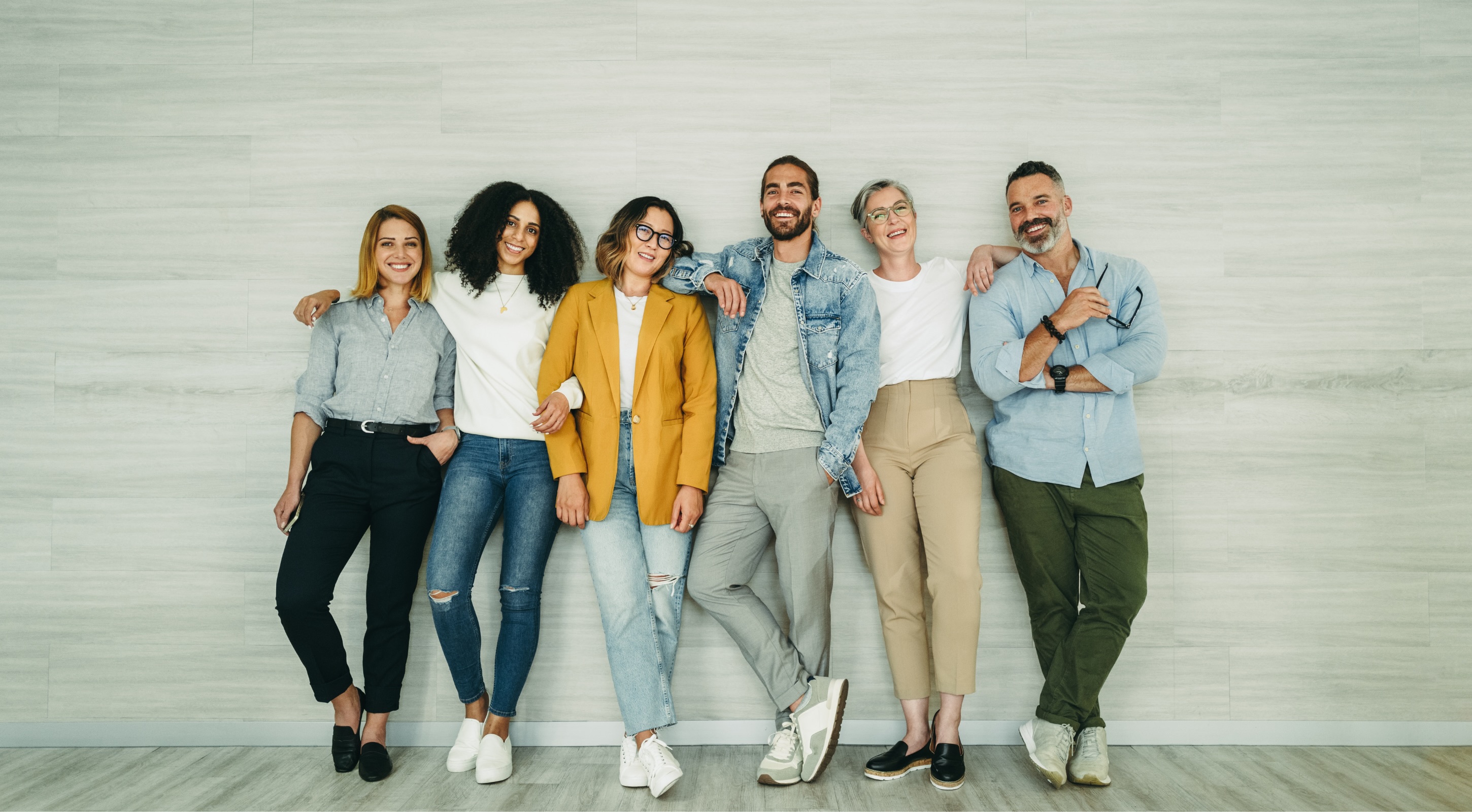 Sechs Frauen und ein Mann in Alltagskleidung