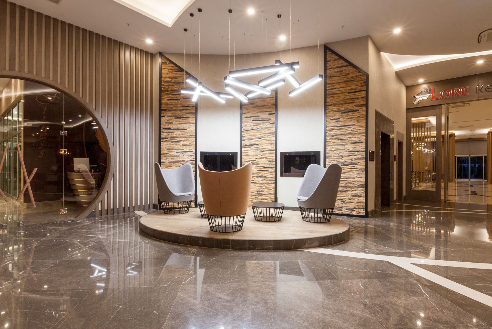 Modernes Design trifft auf Komfort – Willkommen im Best Western Elegante Hotellobby mit stilvollen Sitzbereichen, moderner Beleuchtung und exklusivem Design