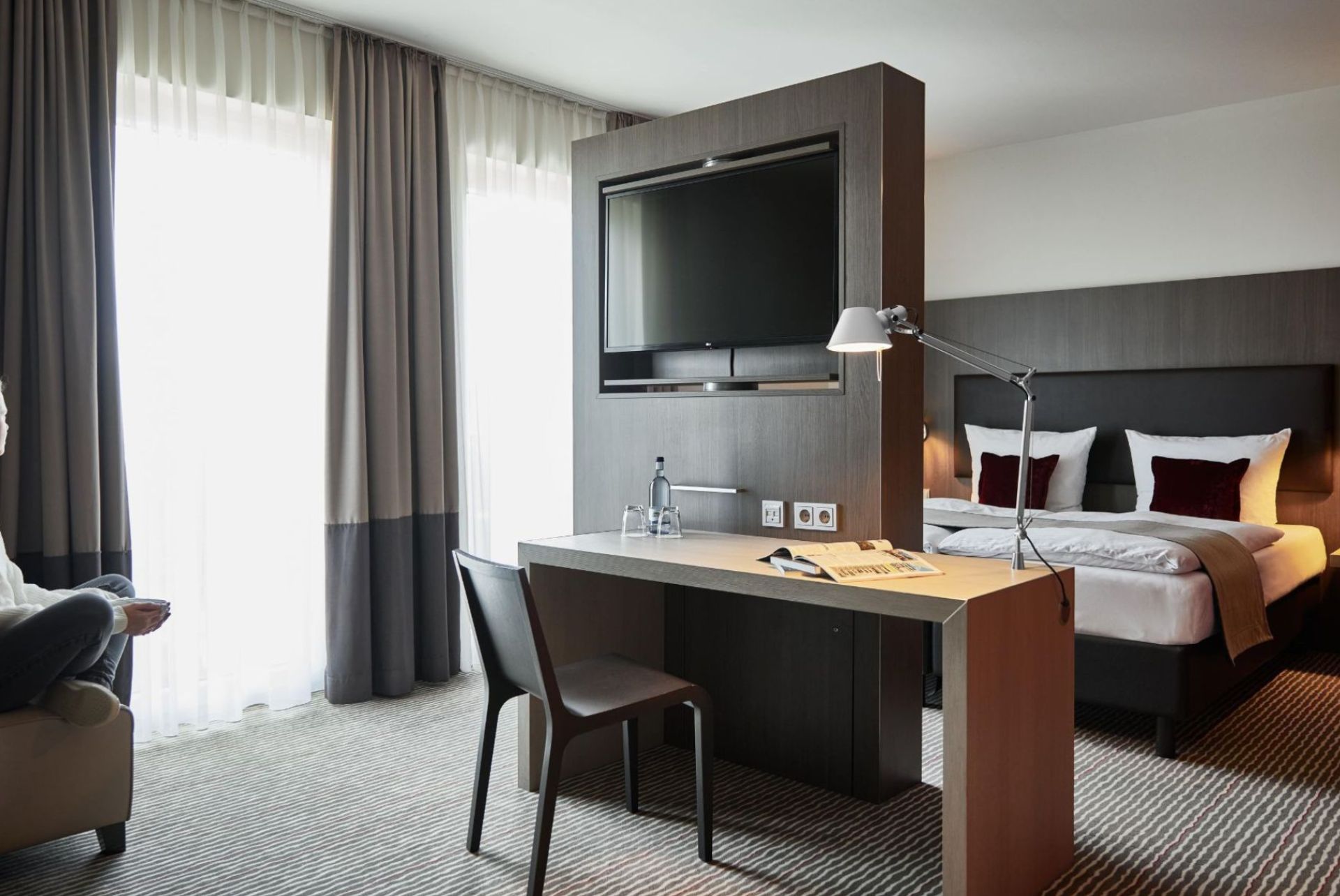 Exklusiver Komfort in der Allgäu Worldhotel Distinctive Collection Modernes und stilvolles Hotelzimmer mit elegantem Design, gemütlichem Doppelbett und funktionalem Arbeitsbereich