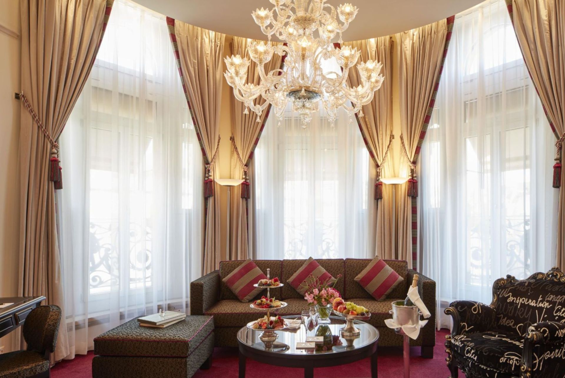 Eleganz und Exklusivität – Die Luxury Collection von Best Western Luxuriöser Hotel-Loungebereich der Luxury Collection mit edlem Mobiliar, opulenten Vorhängen und einem prunkvollen Kronleuchter