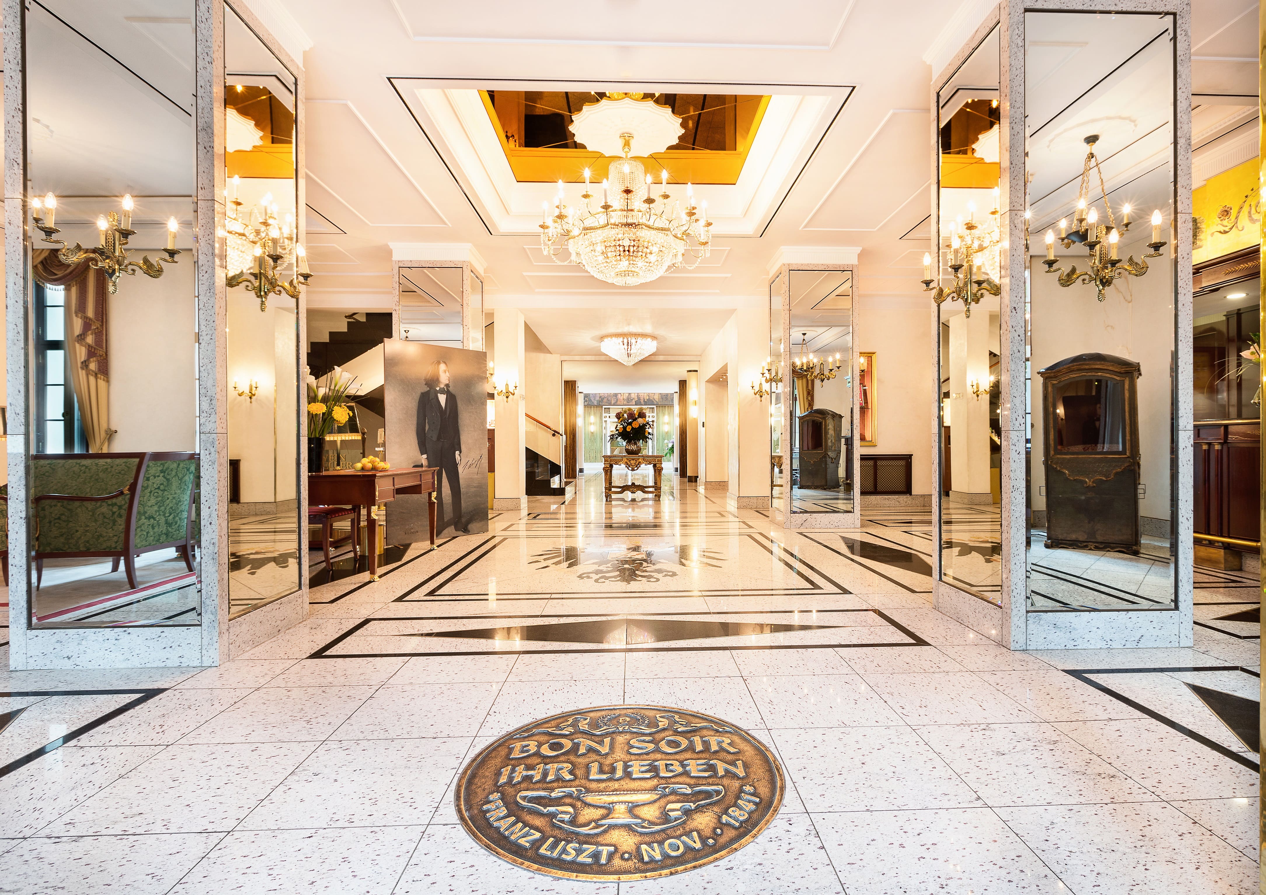 Luxus und Eleganz – Willkommen in Ihrer stilvollen Unterkunft Prunkvolle Hotellobby mit edlem Marmor, glänzenden Spiegeln und beeindruckenden Kronleuchtern für ein luxuriöses Ambiente