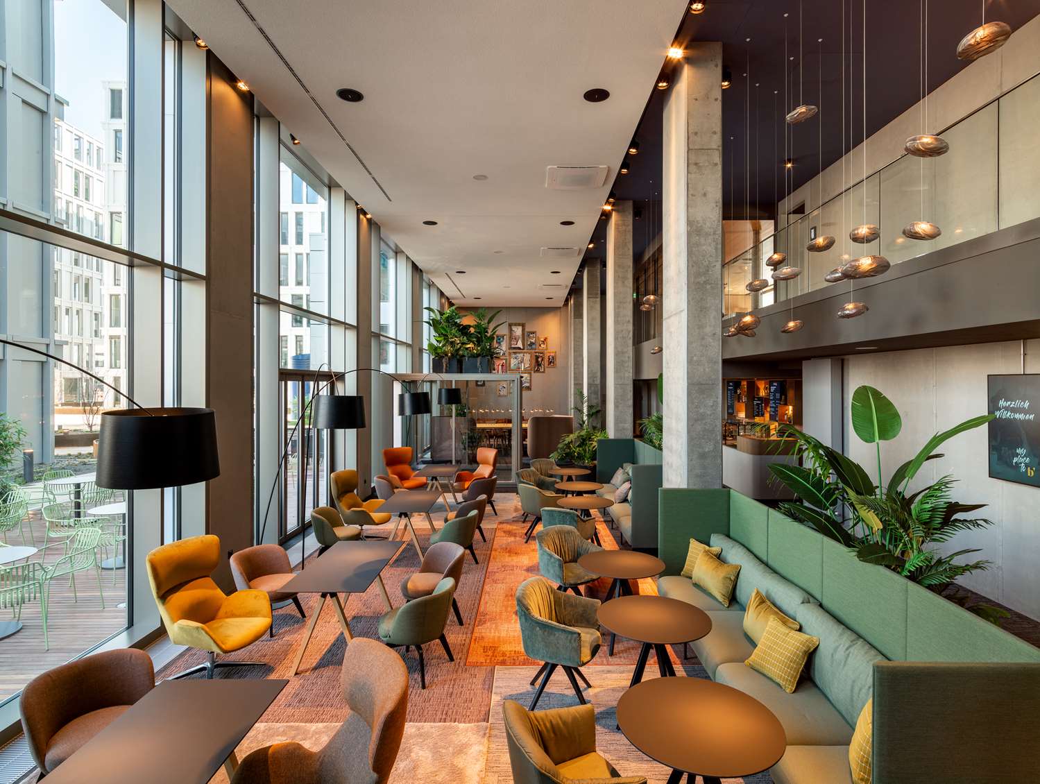 Moderne Gemütlichkeit – Ihre stilvolle Hotel-Lounge Helle und modern eingerichtete Hotel-Lounge mit gemütlichen Sitzbereichen, großen Fenstern und stilvollem Interieur im Best Western Hotel